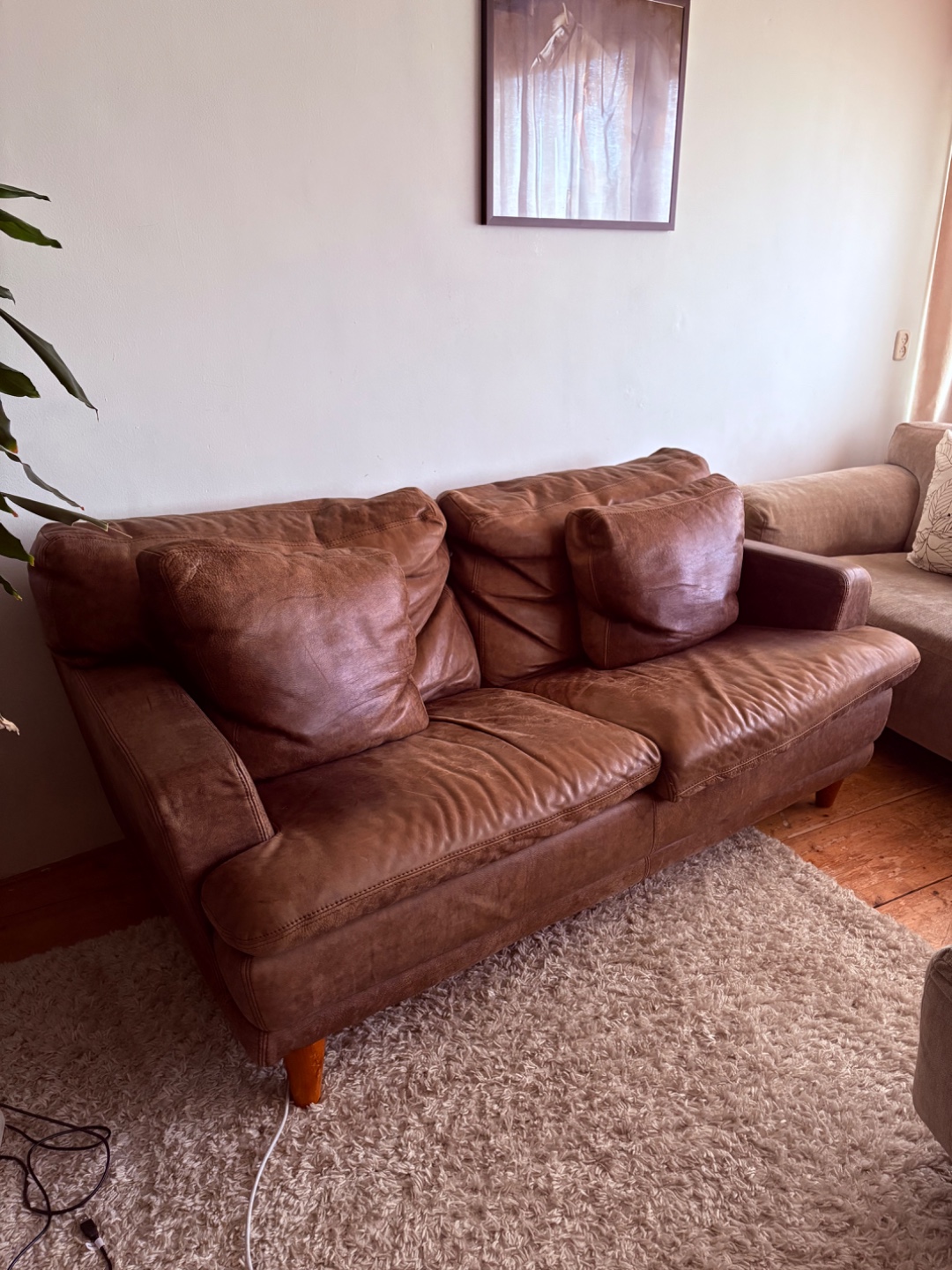 hi! Giving my couch away for free, it’s really comfortable and has a nice color brown. It doesn’t fit trough my front door of my new place sadly… please send me a message: 0649646833 if you want to pick it up! 1