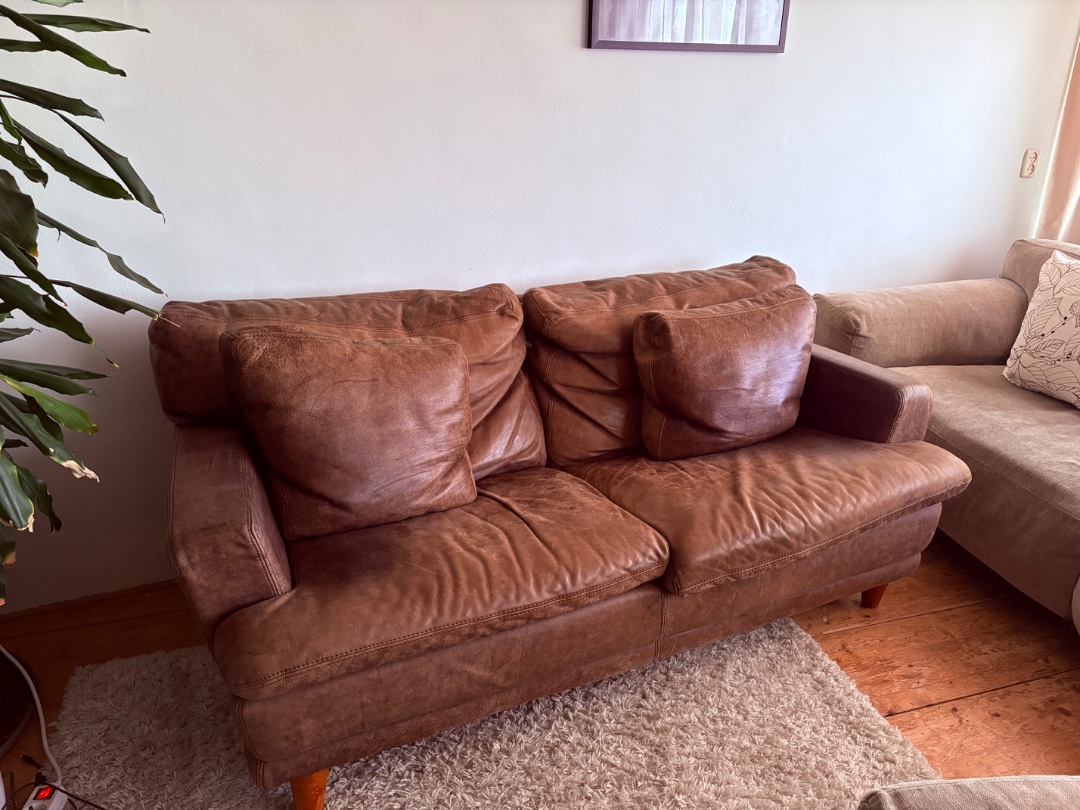 hi! Giving my couch away for free, it’s really comfortable and has a nice color brown. It doesn’t fit trough my front door of my new place sadly… please send me a message: 0649646833 if you want to pick it up! 2