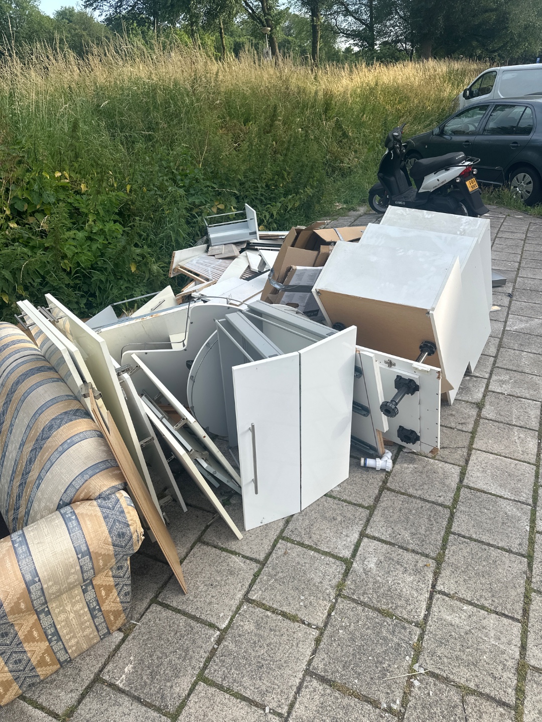 IKEA Metod kitchen with many drawers, doors and side panels. Looks like it’s all reusable. 1