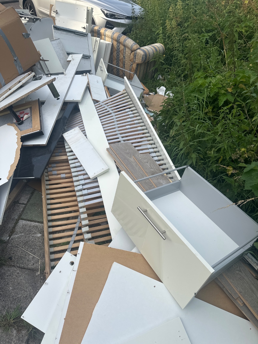 IKEA Metod kitchen with many drawers, doors and side panels. Looks like it’s all reusable. 2