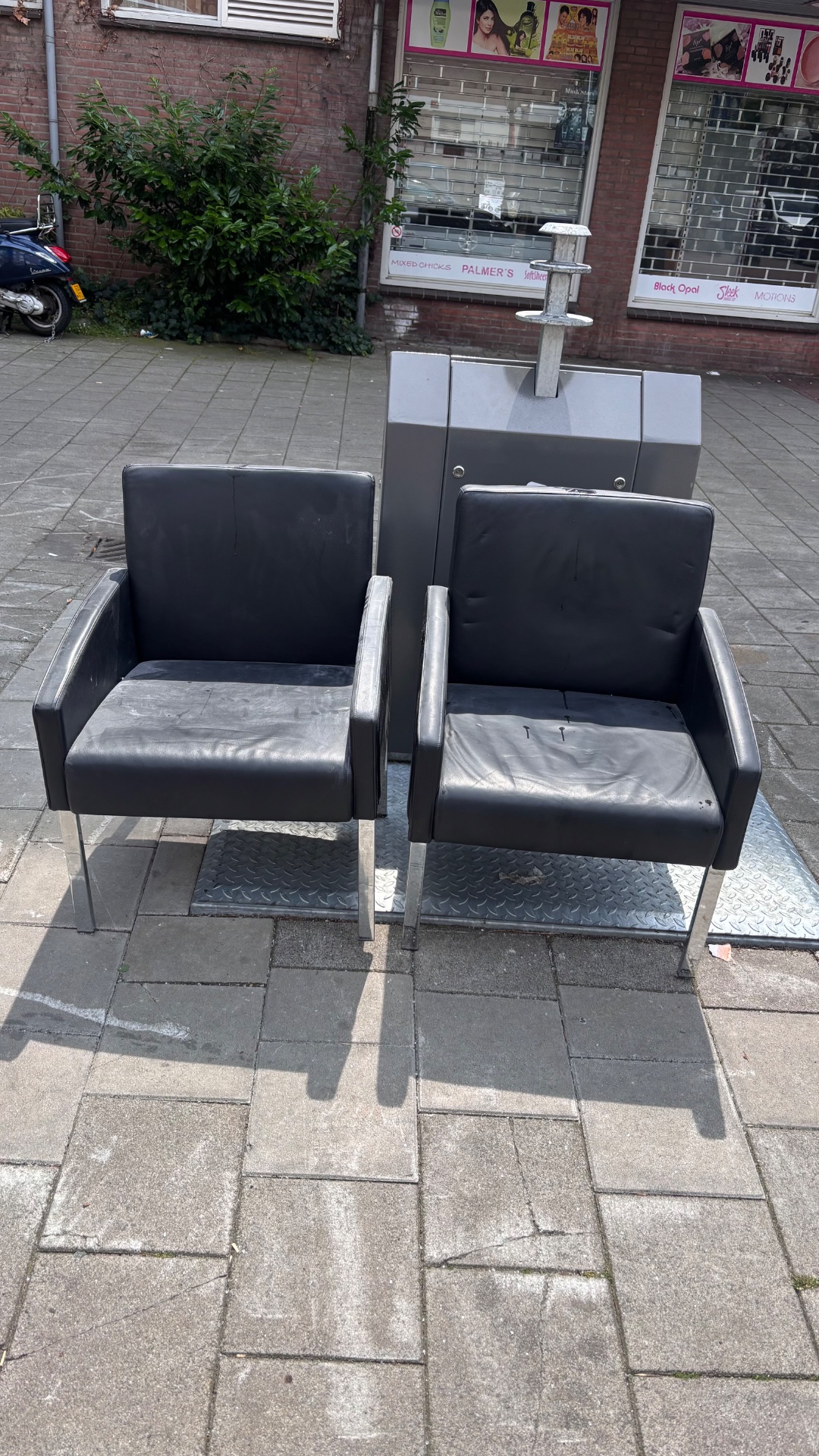 Leather chairs dusty but great condition 1