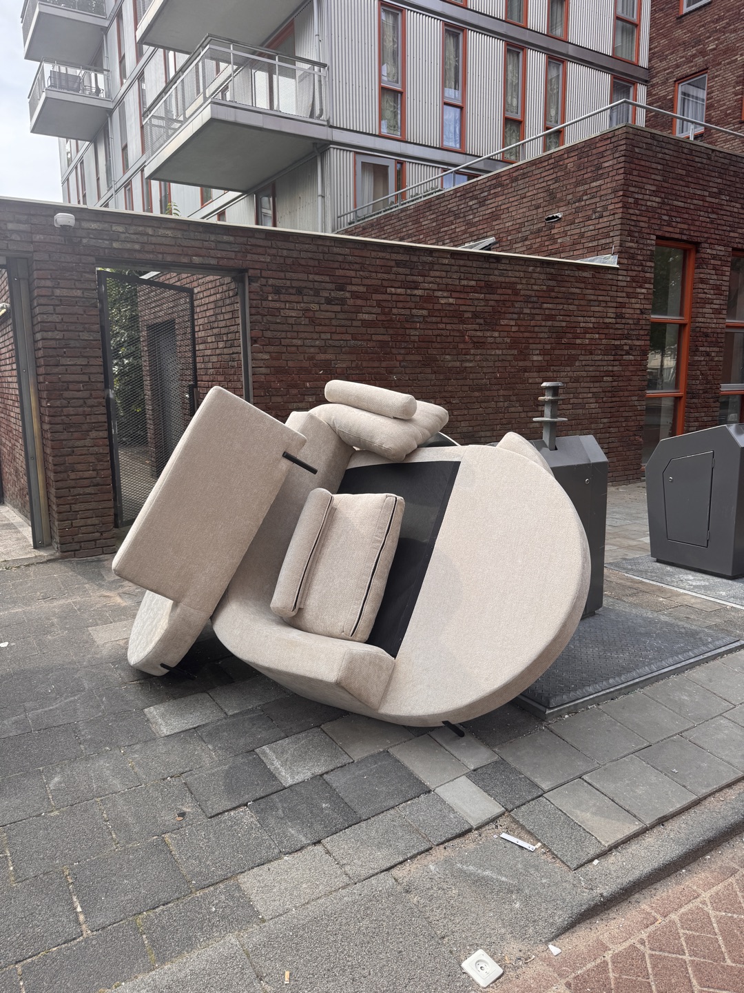 Mooie rondvormige L bank. In goede conditie. Geen zichtbare beschadigingen. Wel wat lichte gebruiksporen. Ook nog een mini koelkast en toaster zien liggen. 1