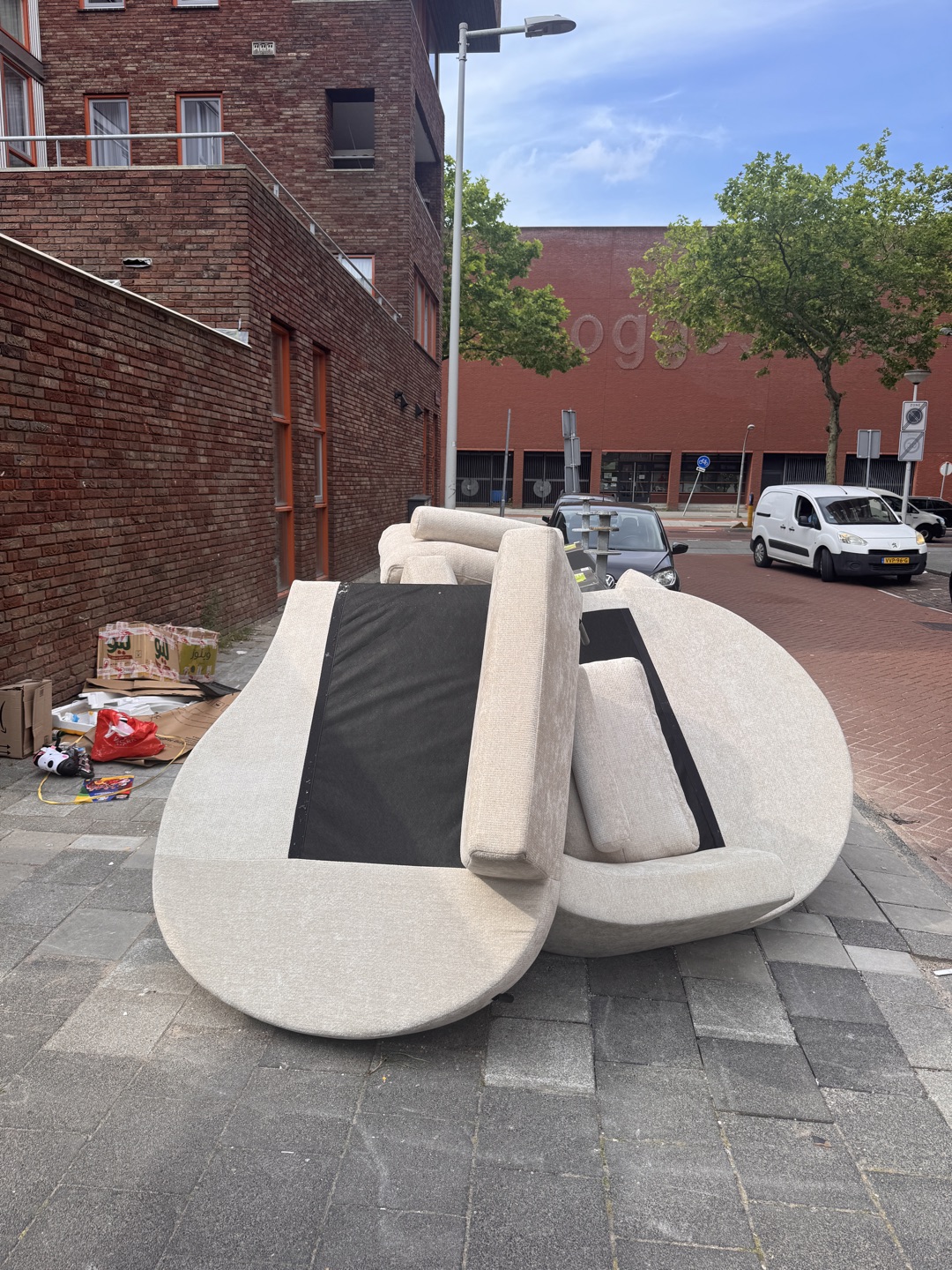 Mooie rondvormige L bank. In goede conditie. Geen zichtbare beschadigingen. Wel wat lichte gebruiksporen. Ook nog een mini koelkast en toaster zien liggen. 2