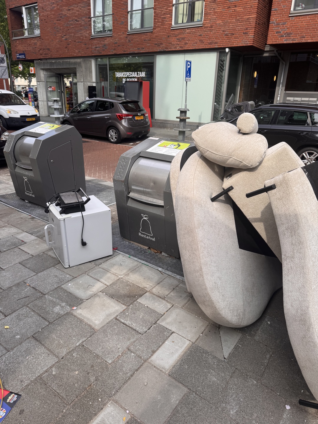 Mooie rondvormige L bank. In goede conditie. Geen zichtbare beschadigingen. Wel wat lichte gebruiksporen. Ook nog een mini koelkast en toaster zien liggen. 3