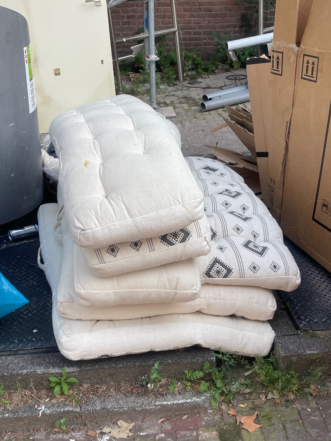 Outdoor pillows white looks clean 1