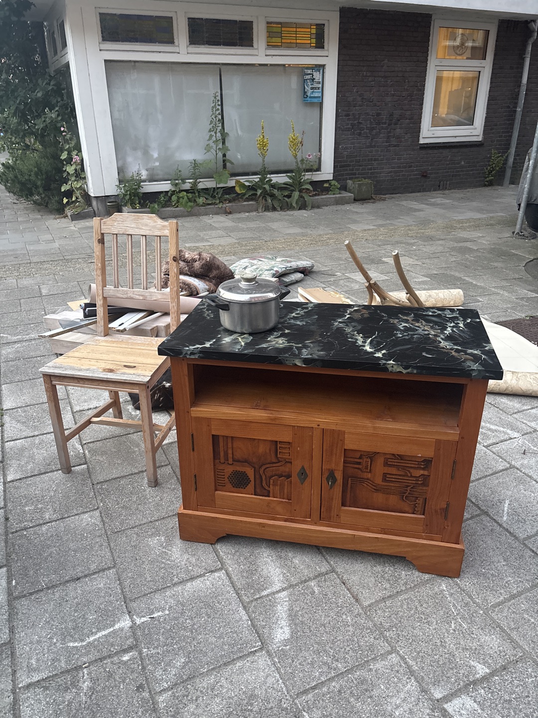 houten dressoir of tv meubel met gemarmerd blad (beschilderd als marmer)

Beschilderd met computer-elementen 

Ongeveer 84x42x69,5

Ook een pan en een stoel 1