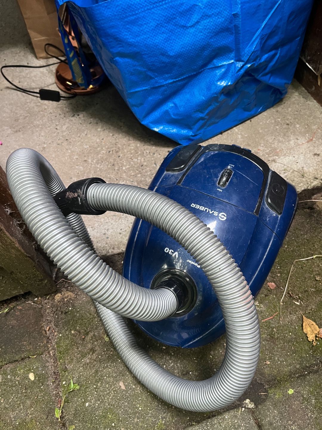 Vacuüm cleaner, lamp and microwave are ALL WORKING

Going to the streets tonight, if you’d wanted, call 0683238460 1