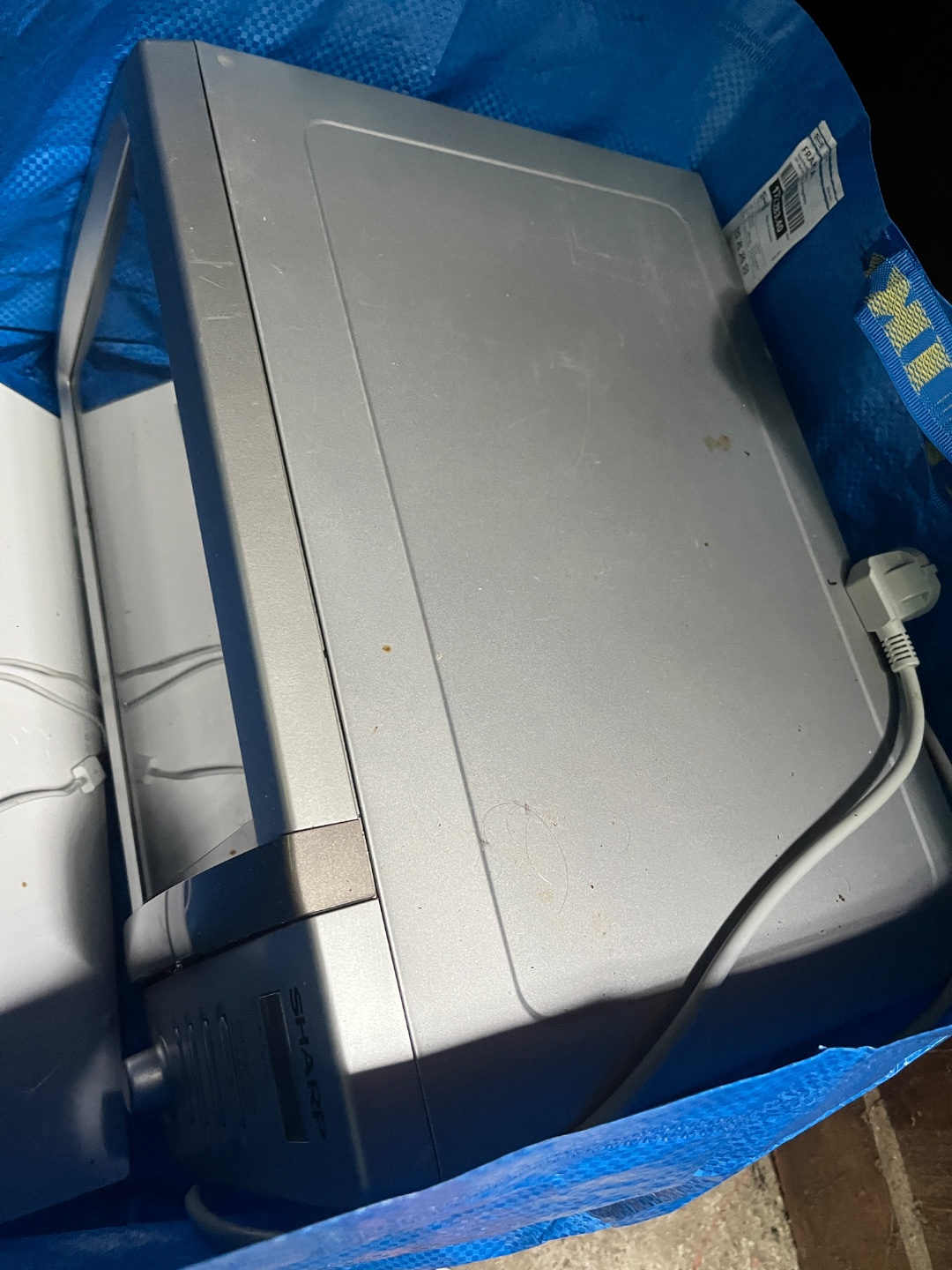 Vacuüm cleaner, lamp and microwave are ALL WORKING

Going to the streets tonight, if you’d wanted, call 0683238460 3