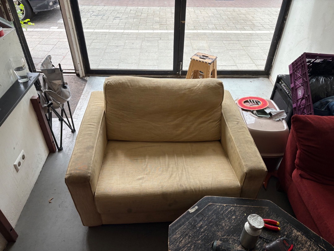 Twee banken. Vandaag gratis op te halen bij roetersstraat 170. 2