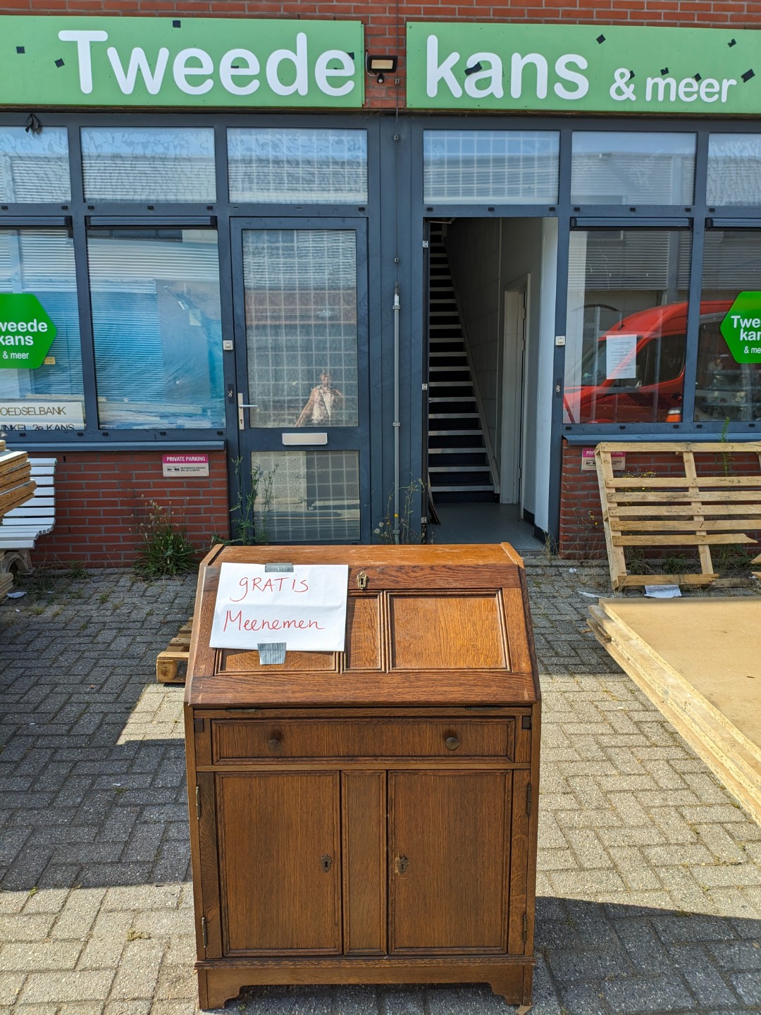 Gratis meenemen secretaire. Heeft wat liefde nodig. Zit dicht en heeft geen sleutel. 1