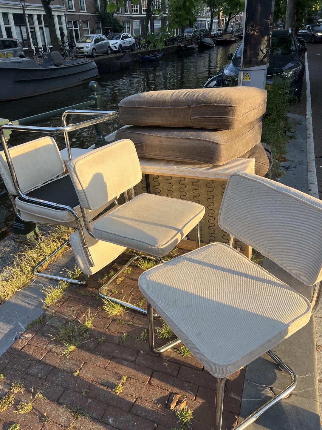 4 nice chairs with some little stains but in good shape. And a couch 1