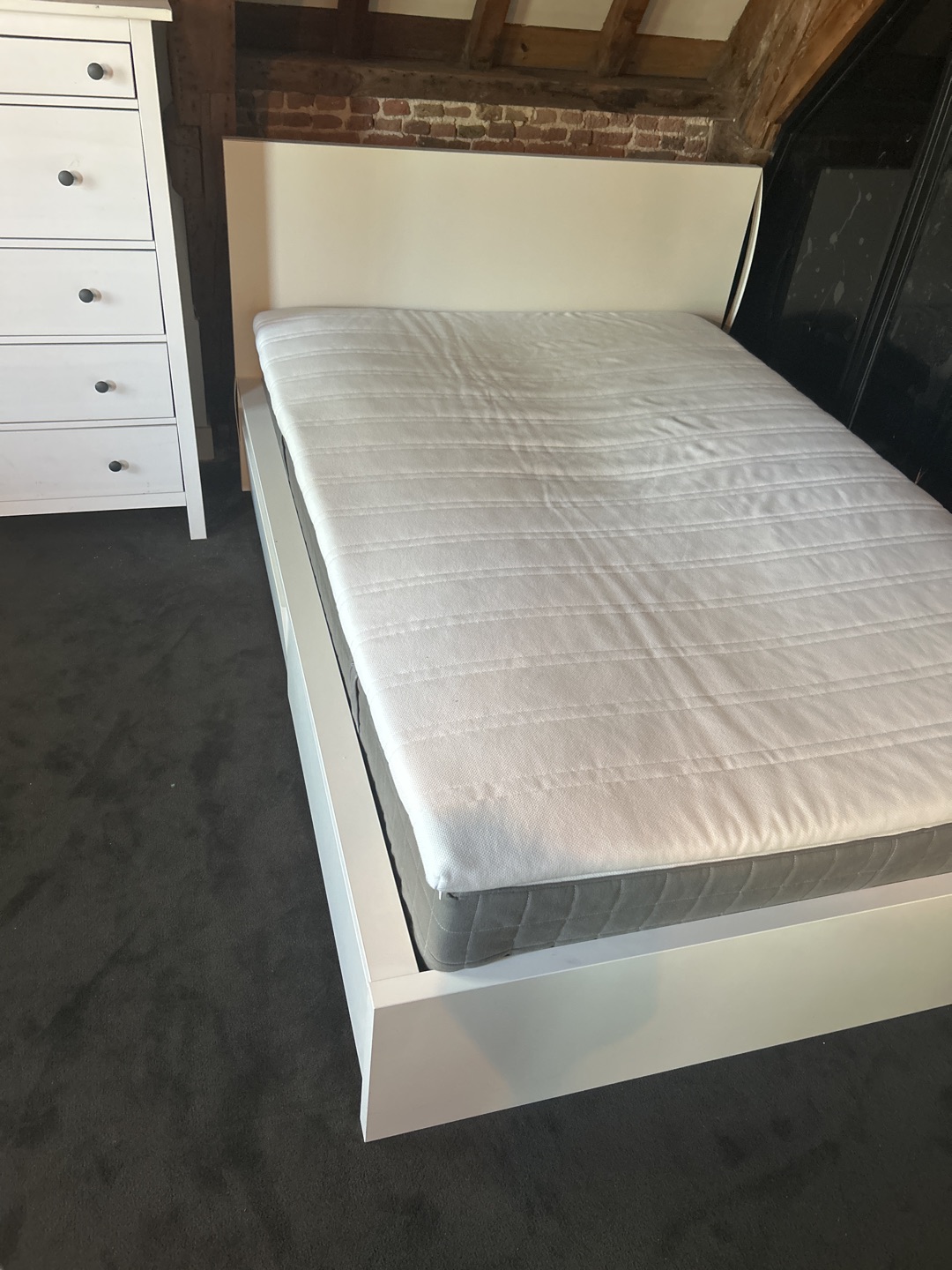 Has to be picked up before monday! Bedframe with 2 deep drawers, slatted bases, central beam, mattress and topper. 140 x 200 cm. 1