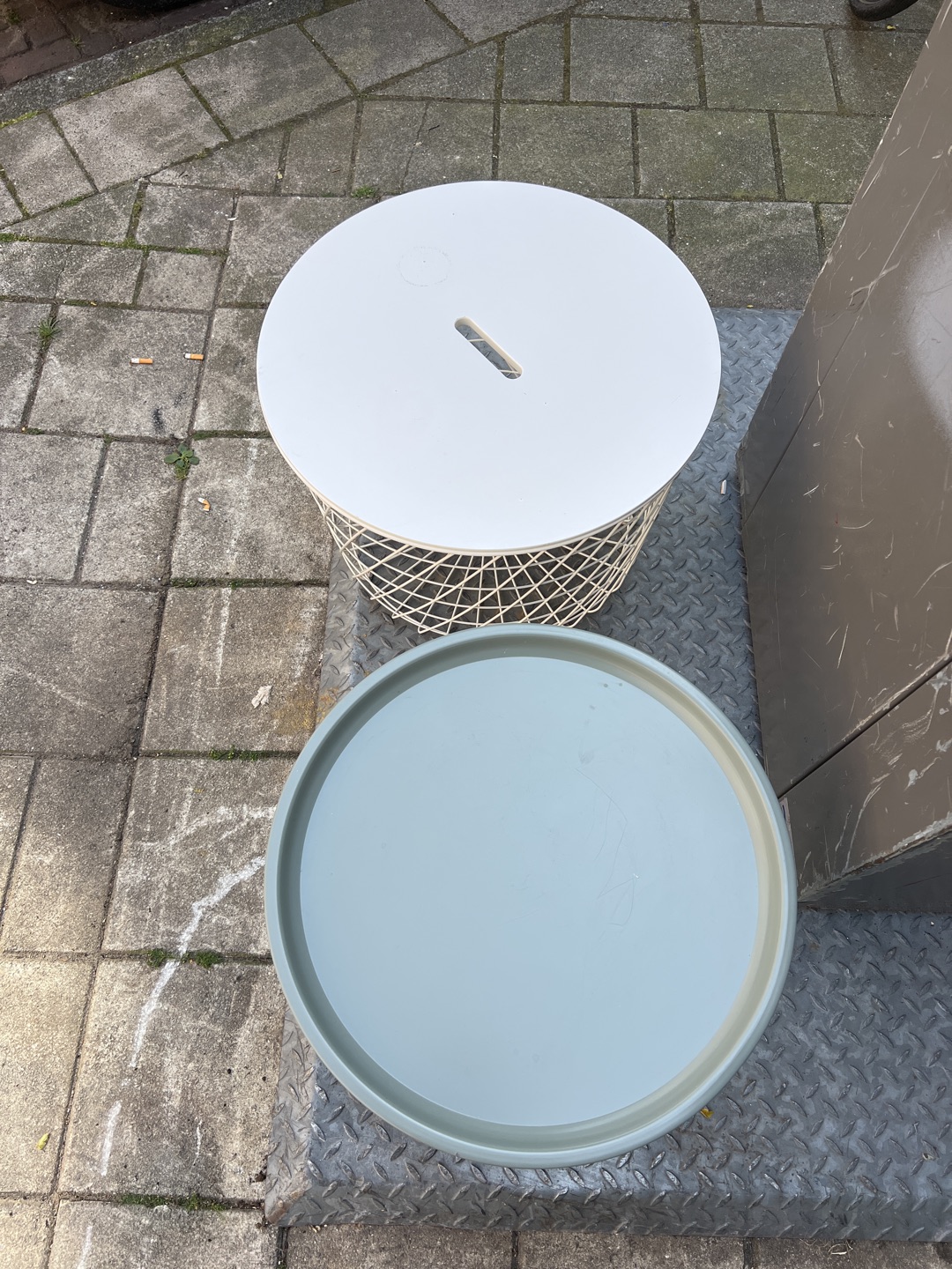 2 salontafels wit en groen/blauw 3