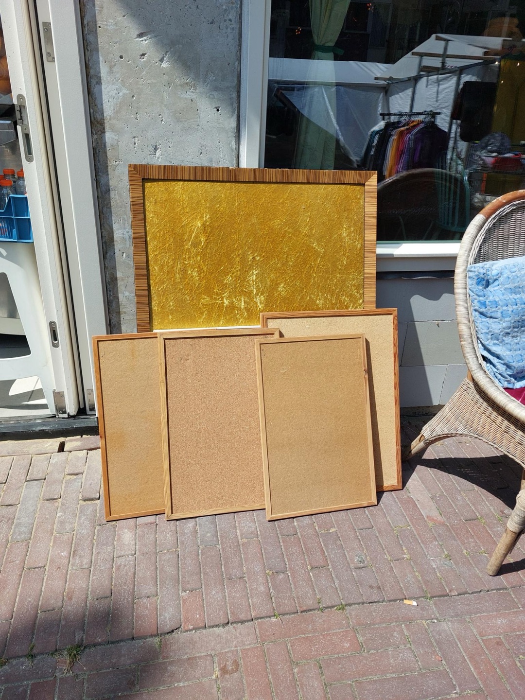 Het Afvalpaleis is weer open na de renovatie van de pui. Mooie en gratis spullen binnen en buiten, we zijn een doorgeefwinkel, welkom! 1