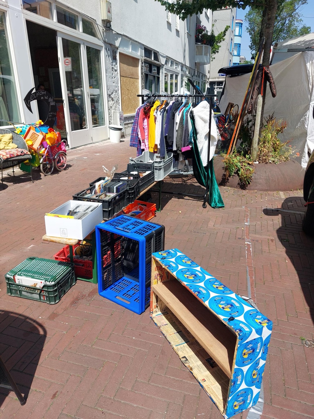 Het Afvalpaleis is weer open na de renovatie van de pui. Mooie en gratis spullen binnen en buiten, we zijn een doorgeefwinkel, welkom! 2