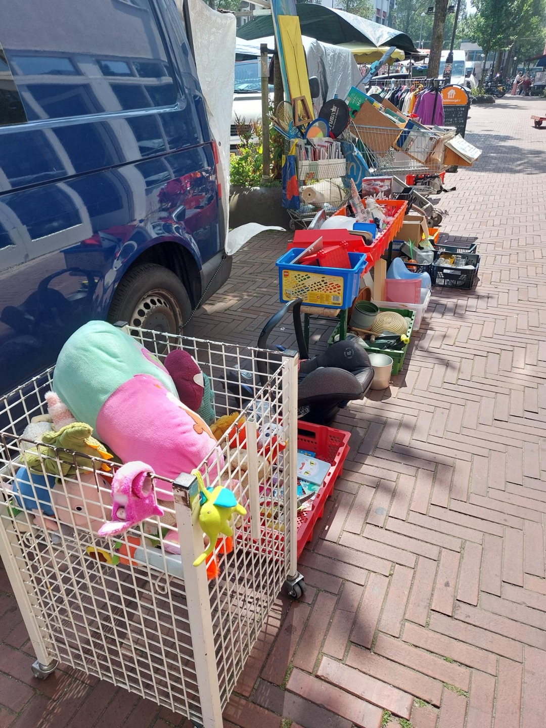 Het Afvalpaleis is weer open na de renovatie van de pui. Mooie en gratis spullen binnen en buiten, we zijn een doorgeefwinkel, welkom! 3