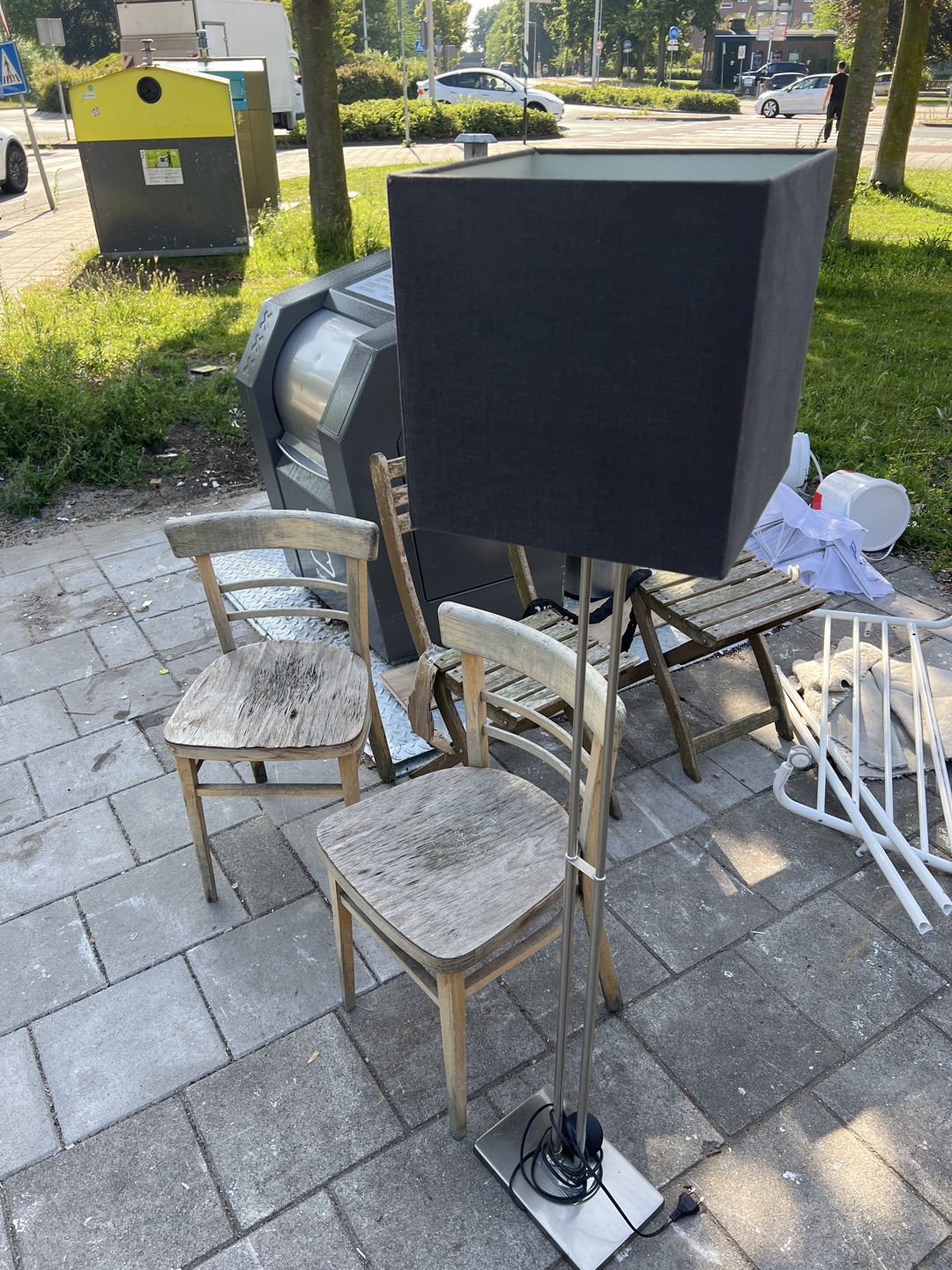 Lamp en houten stoeltjes 1