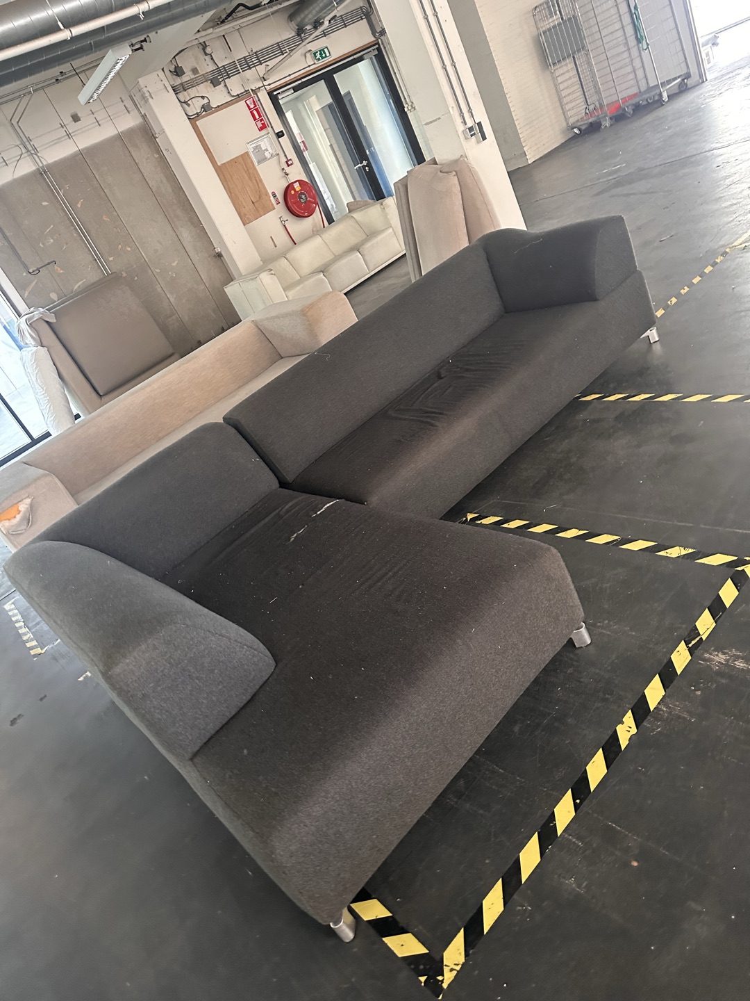 Pick up tomorrow between 17-18 hour 

Leolux Faya Lobi 
Needs to be refurbished 2