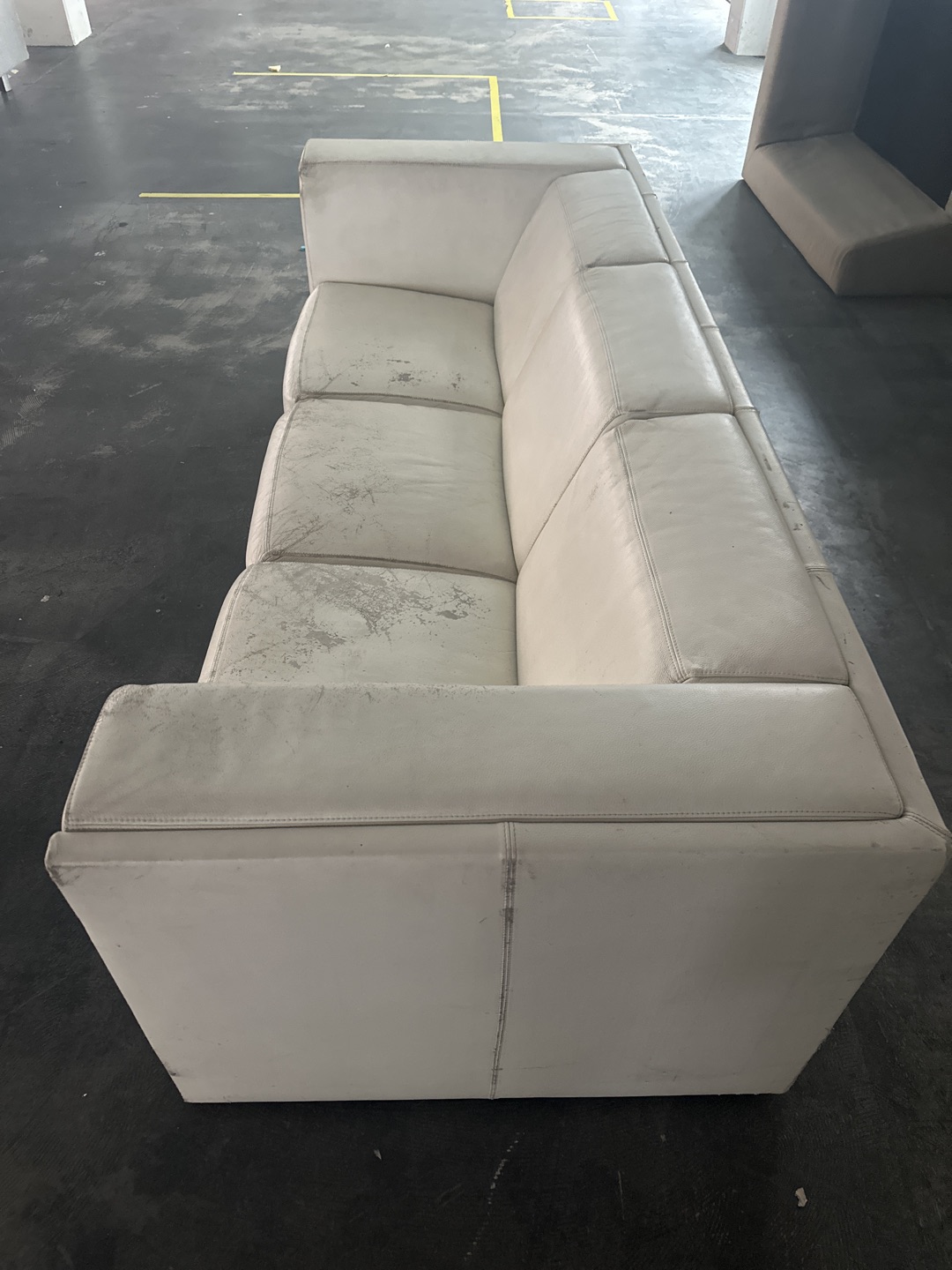 Leren Gelderland bankjes 
Design. 

Het leer is niet meer mooi maar de basis is top. Voor de liefhebbers. 
Ik heb er twee. 

Kunnen eventueel worden bezorgd tegen een vergoeding. 

Ophalen vandaag binnen voor 15.00 uur. 3