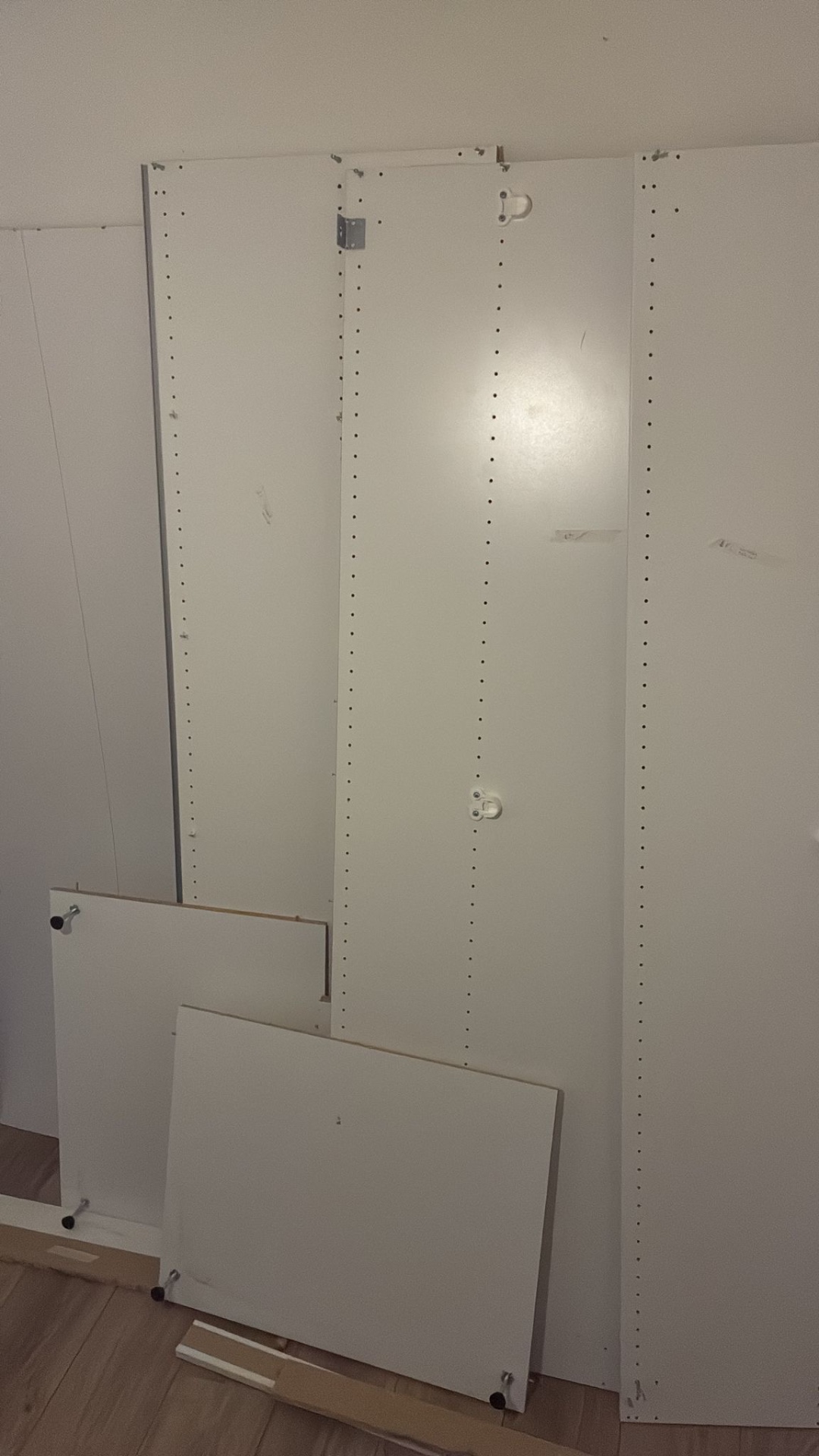 Pax kast van ikea uit elkaar gehaald alle schroeven en dingen apart in zakjes. Op elk onderdeel apart geschreven welk deel vd kast het is bijvoorbeeld ‘achterste sliding door’
OPHALEN IN AMSTERDAM WEST (admiraal de Ruijterweg 25) 2