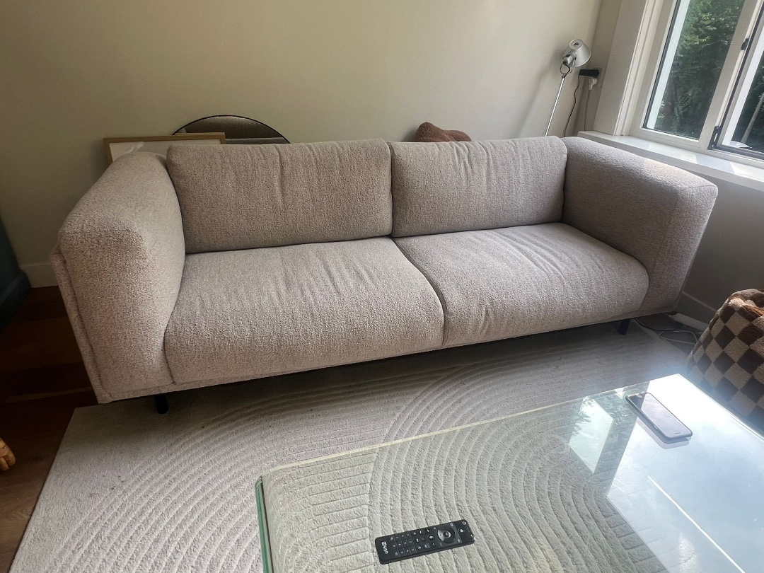 Bank in hele goede staat, geen vlekken of slijtage. Afmetingen 220 x 85. Gratis af te halen tot 11.30 vandaag. Dm voor meer in info. 1