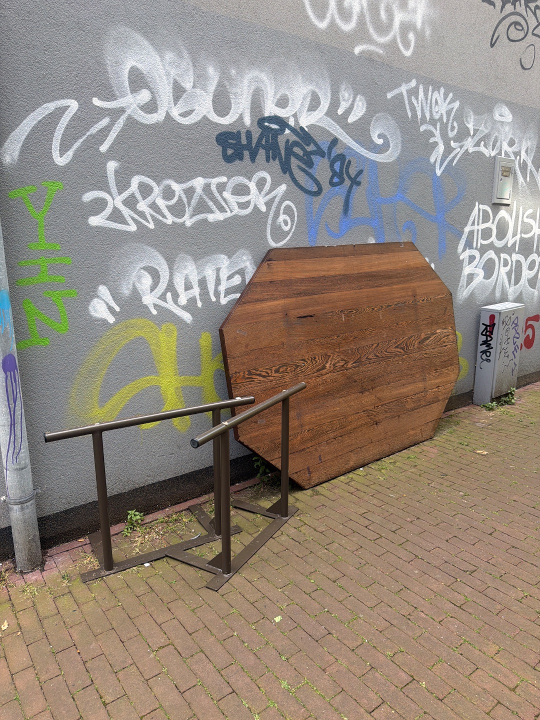 Eetkamertafel, ter hoogte van Dijkstraat 47 2