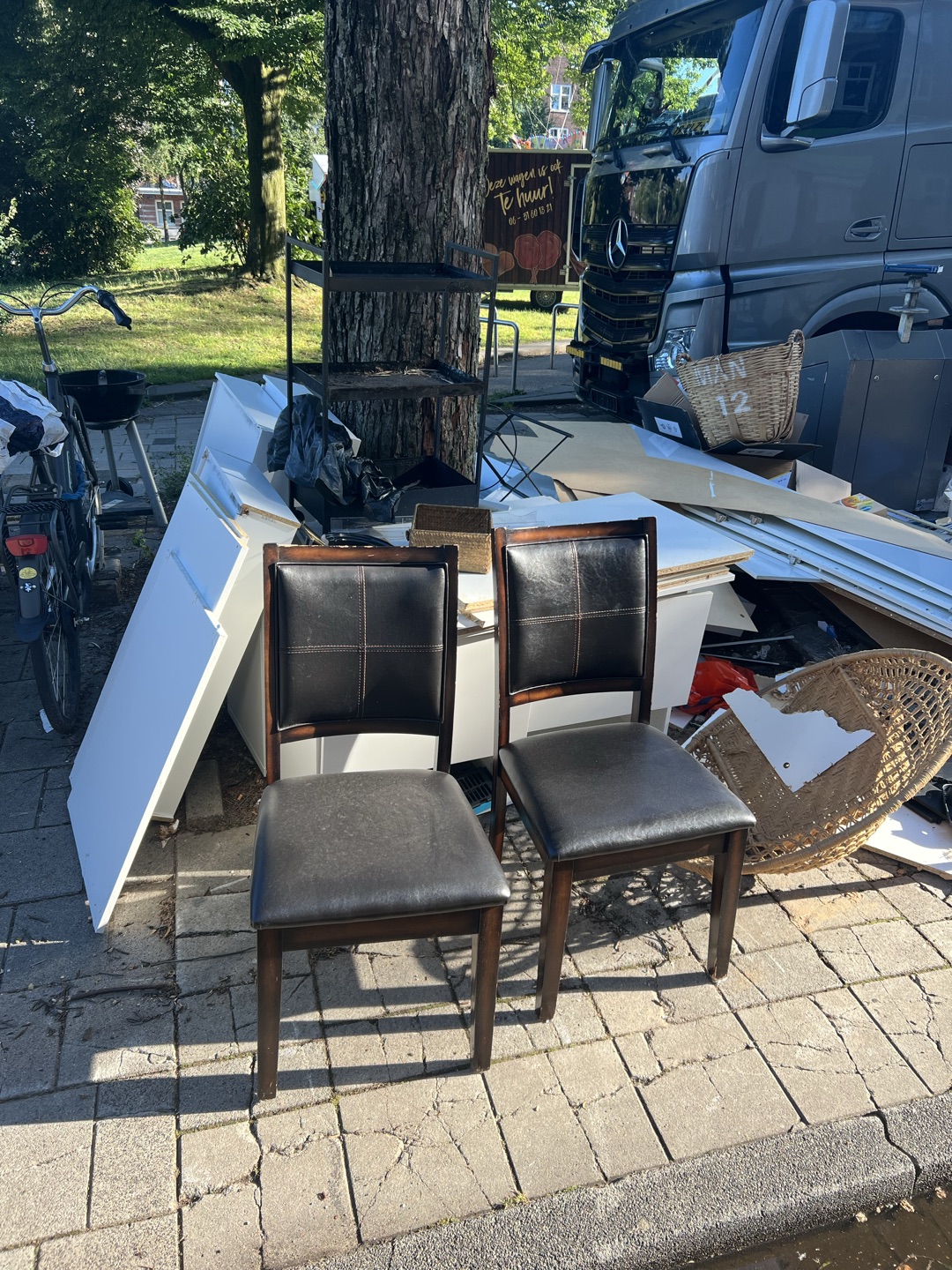 Very nice chairs, please don’t separate them 1