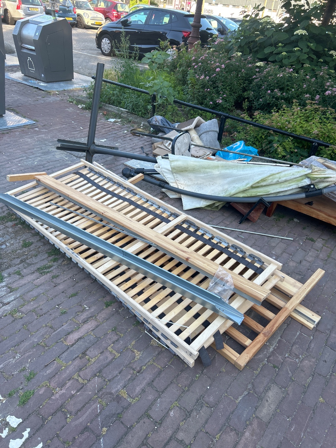 Simple IKEA bed (1.60), complete with screws 1
