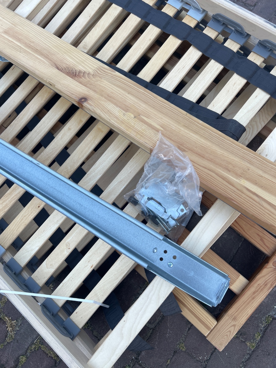 Simple IKEA bed (1.60), complete with screws 2