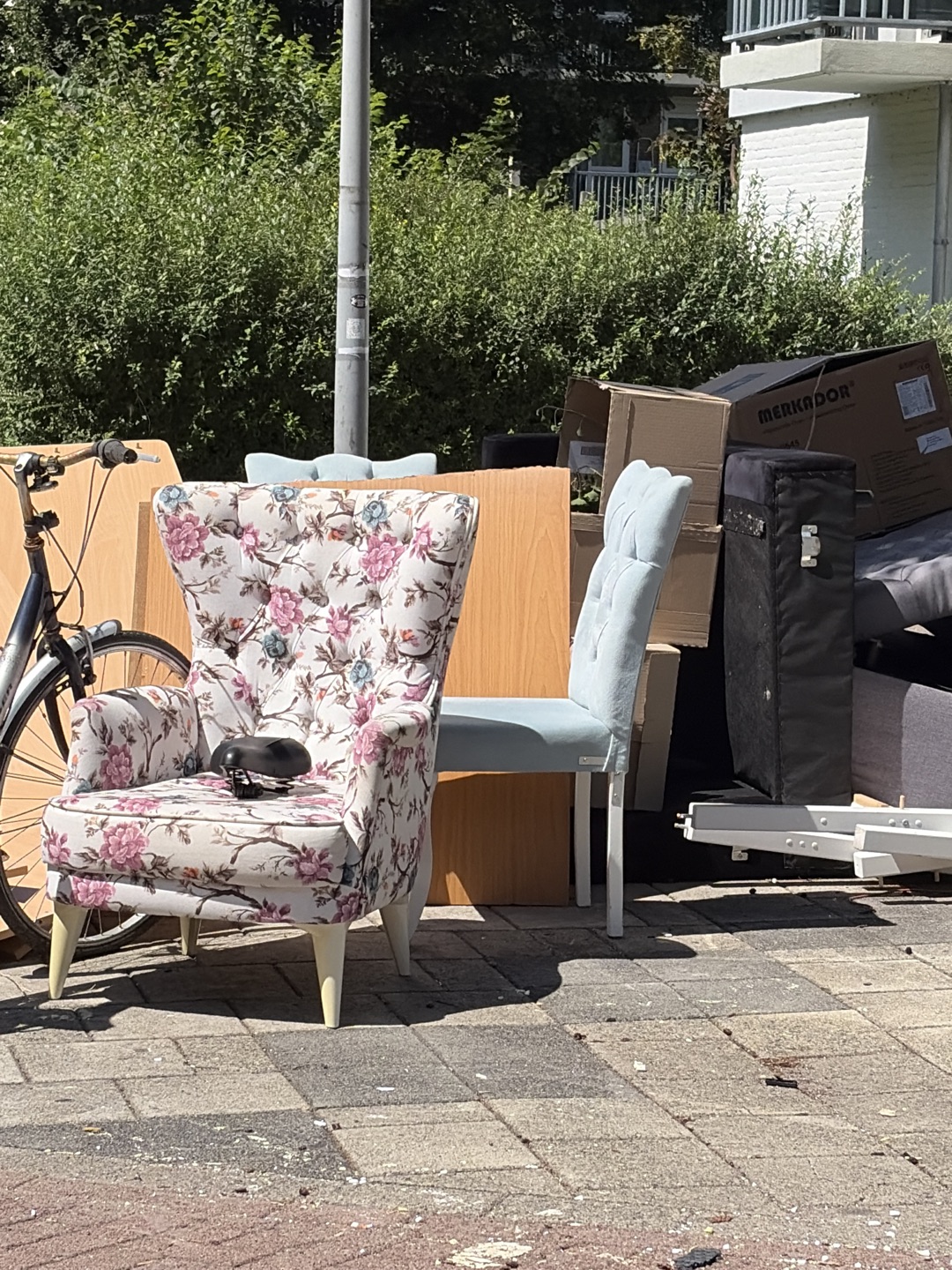 2 blue chairs 1  flowerchair r 1