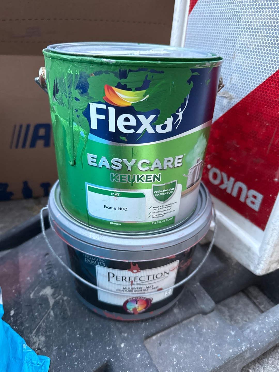 Everything in good condition. Jackets, vase, photo frames, ikea wall frames. (Also paint) 2