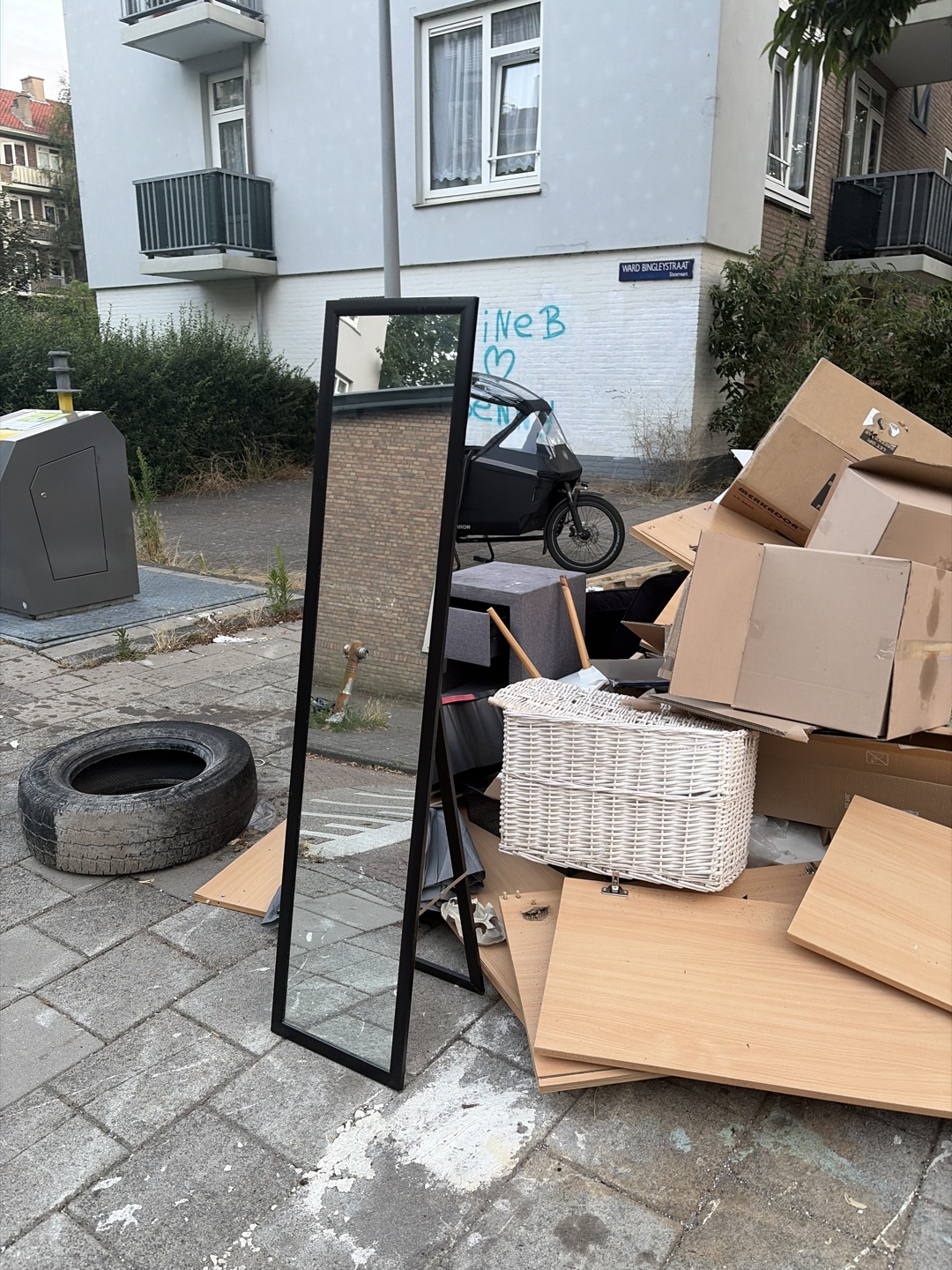 Mirror and big plantpot (60xm high ?) 1