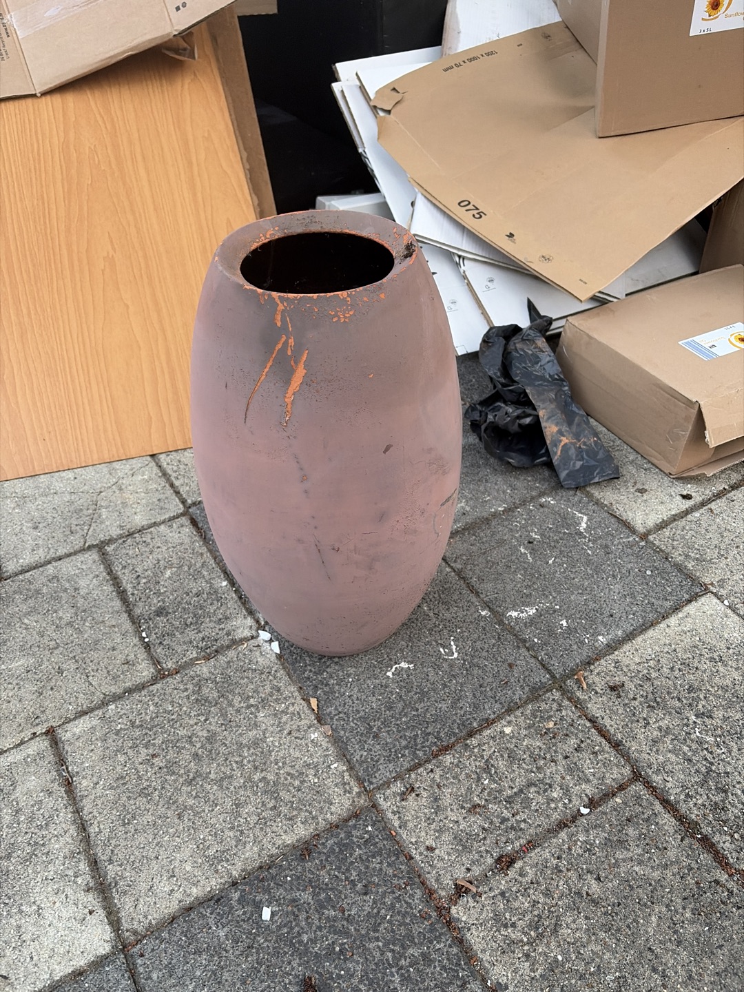 Mirror and big plantpot (60xm high ?) 2