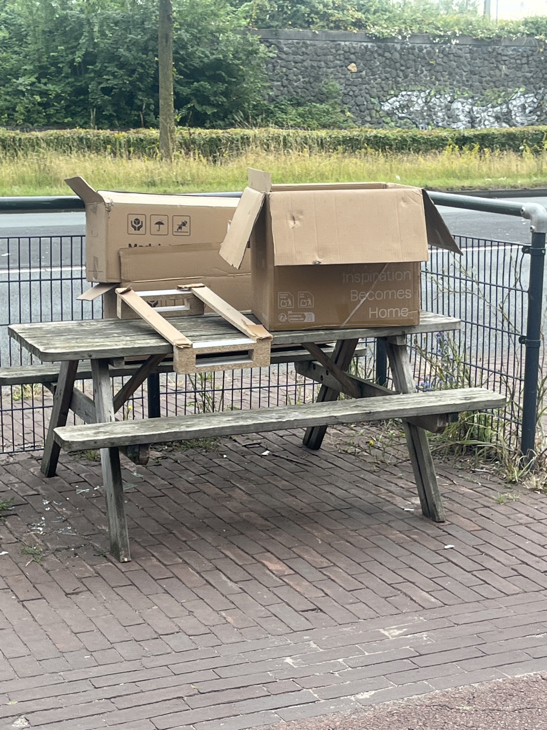 Picknick bench, not new think it needs a cleaning and is not rotten 1