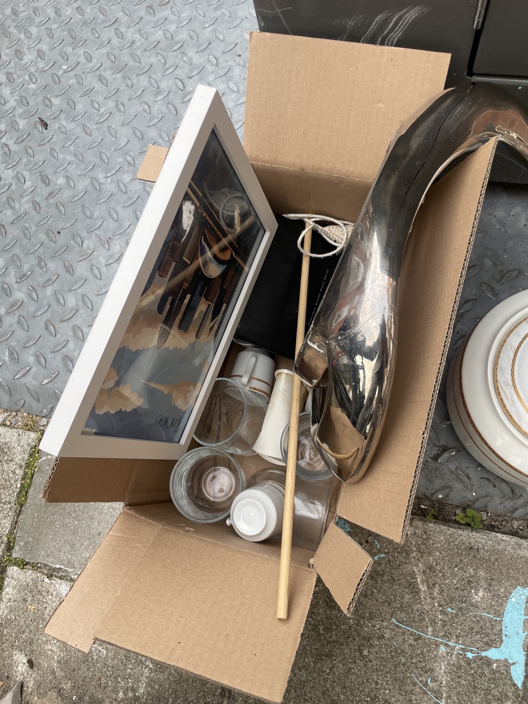 Chicago poster, a few glad cups, cat toy, swan statue and the pot in the second photo 1