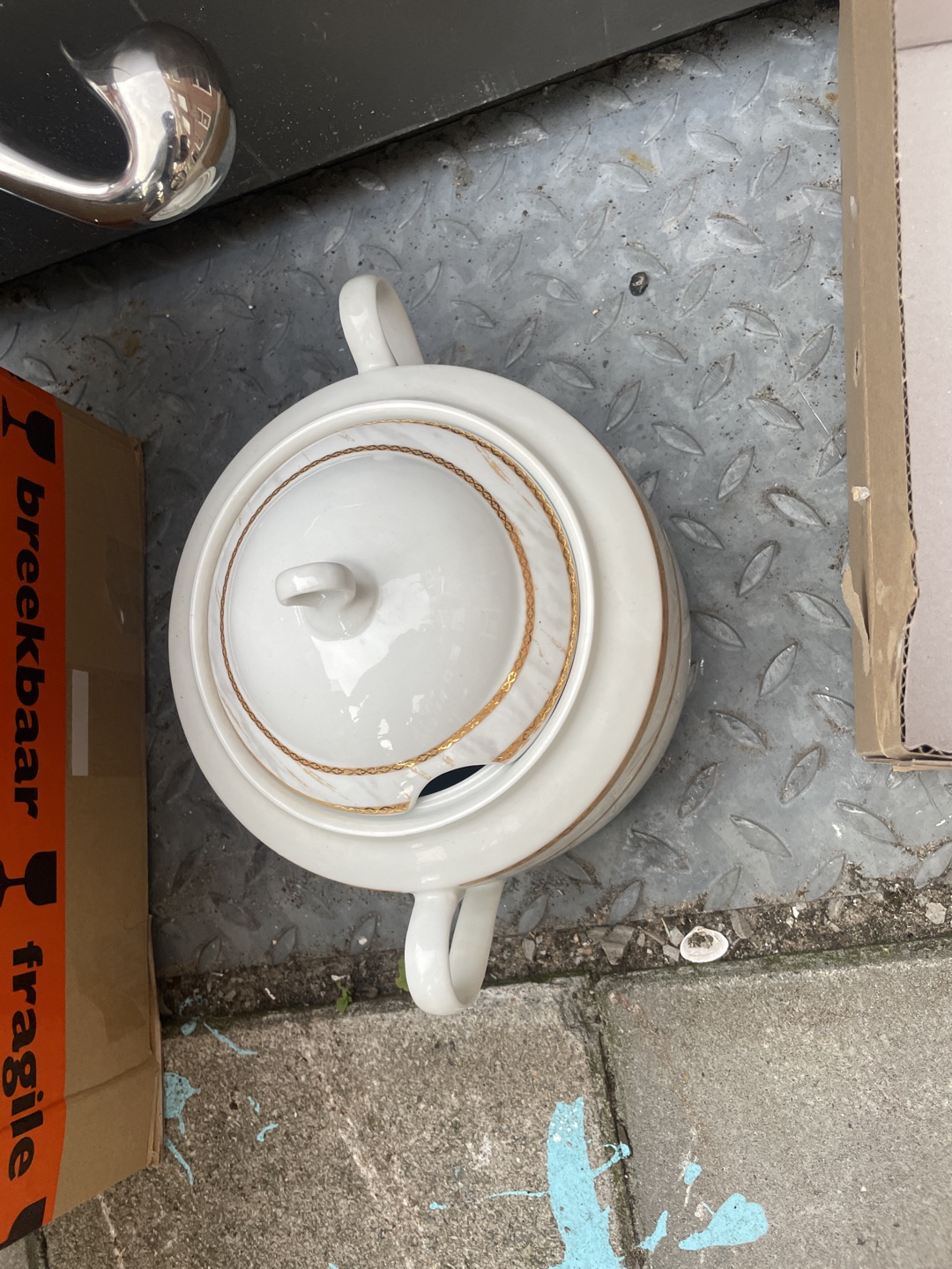 Chicago poster, a few glad cups, cat toy, swan statue and the pot in the second photo 2