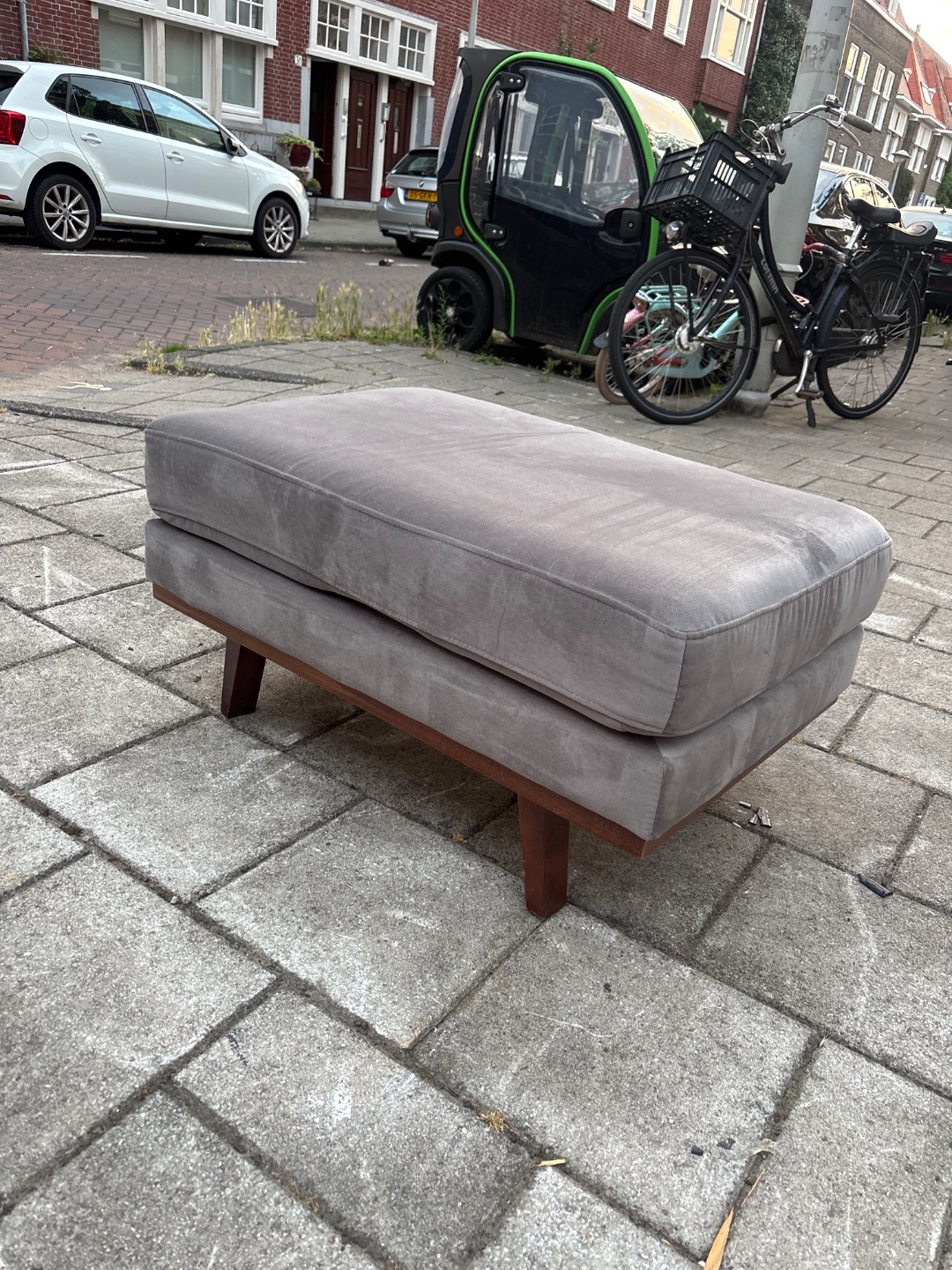 Poef, kleden en lamp 1