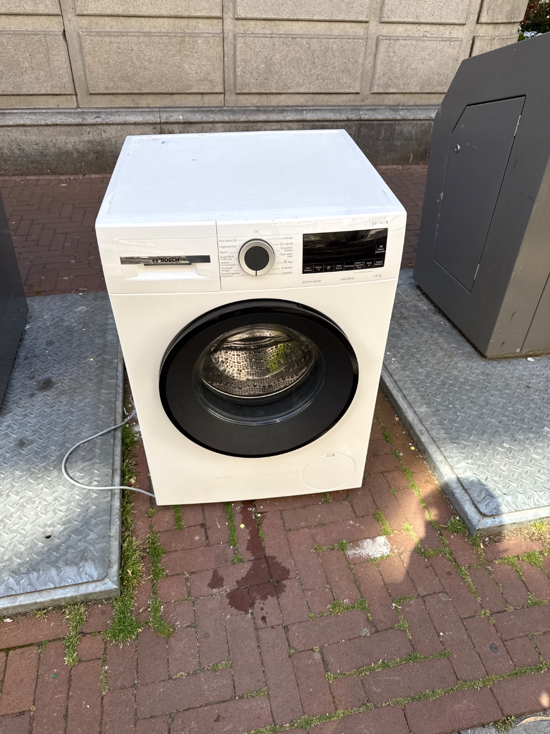 a washing machine. i dont know if it works. 1