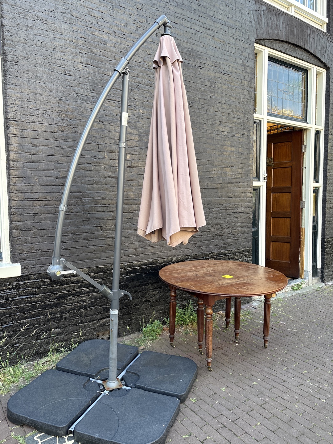Parasol & wooden table 1