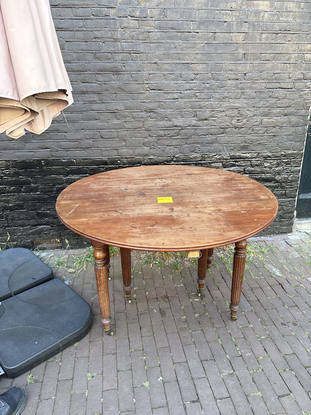 Parasol & wooden table 2
