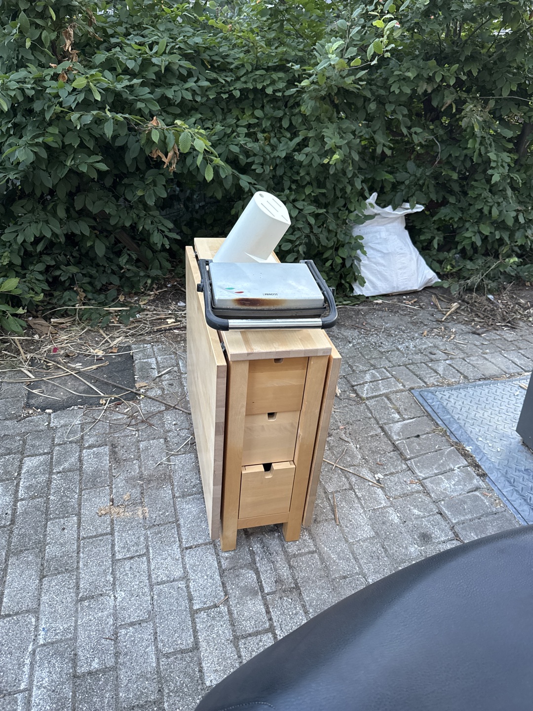 Folding table and a grill toaster 1