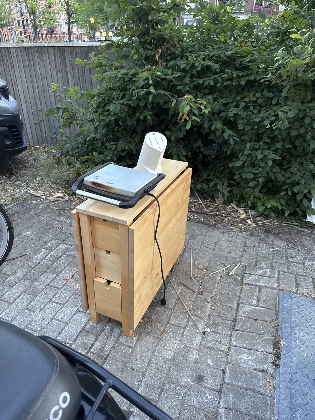 Folding table and a grill toaster 2