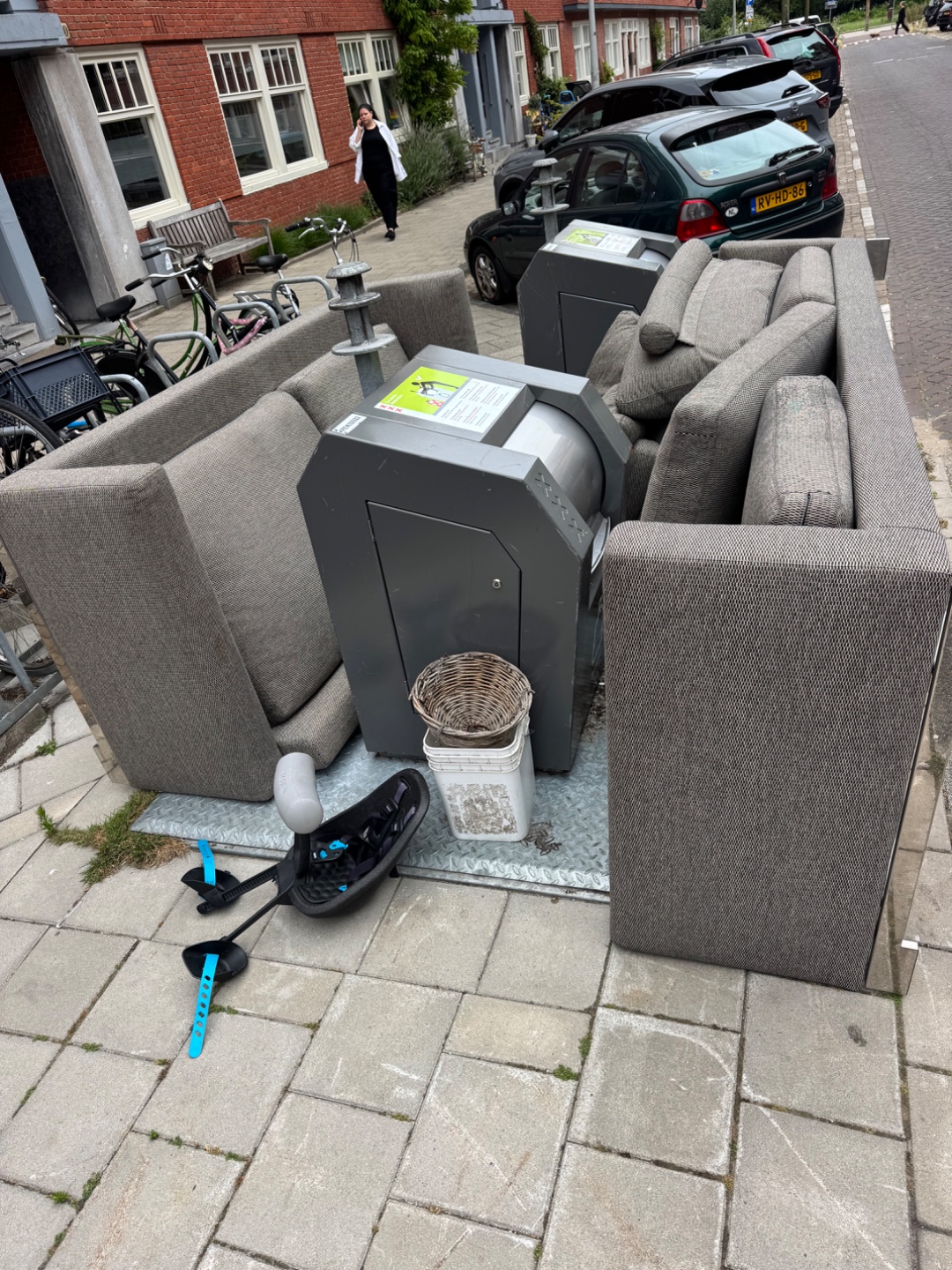 2 banken van Molteni & C, type Reversi, stof: 96% Ploypropyleen, 4% Polyester. Verstelbare zitdiepte.


Afmetingen:
Kleinste bank
Breedte: 225 cm
Hoogte (inclusief poot): 74 cm
Diepte: 105 cm
Poot 9 cm

Grootste bank
Breedte: 265 cm
Hoogte( inclusief poot) 74 cm
Diepte: 105 cm
Poot: 9 cm 2