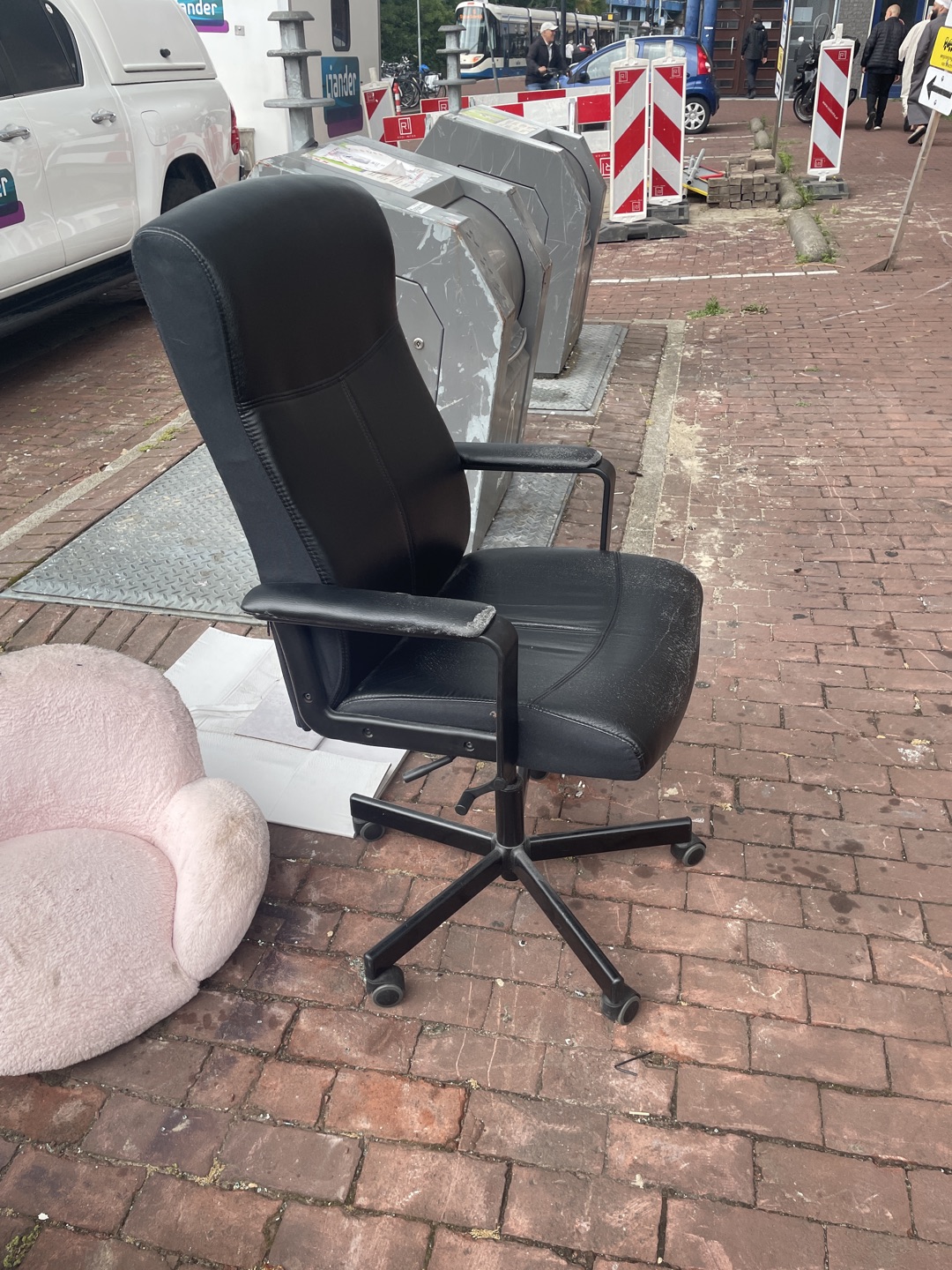 Bureaustoel in goede staat, alleen nep leer begint kapot te gaan 1