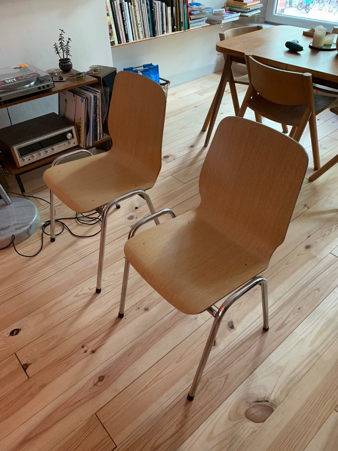 2 x IKEA chairs. Pick up gratis on Ceintuurbaan. Message me 2