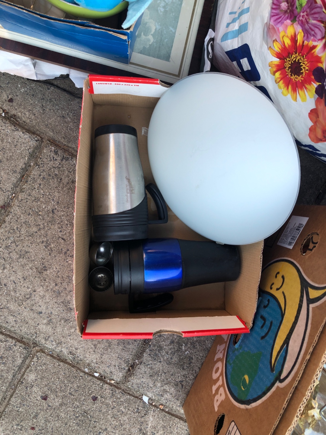 Glazen, theepot, lamp, en reisbekers, 3