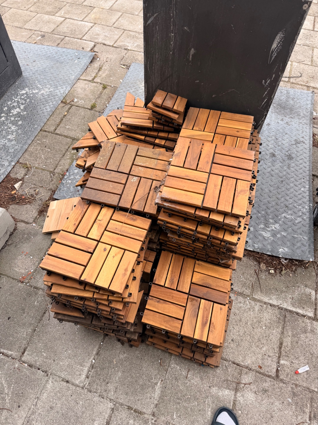 Houten vloertegels voor in een tuin of op een balkon. 1