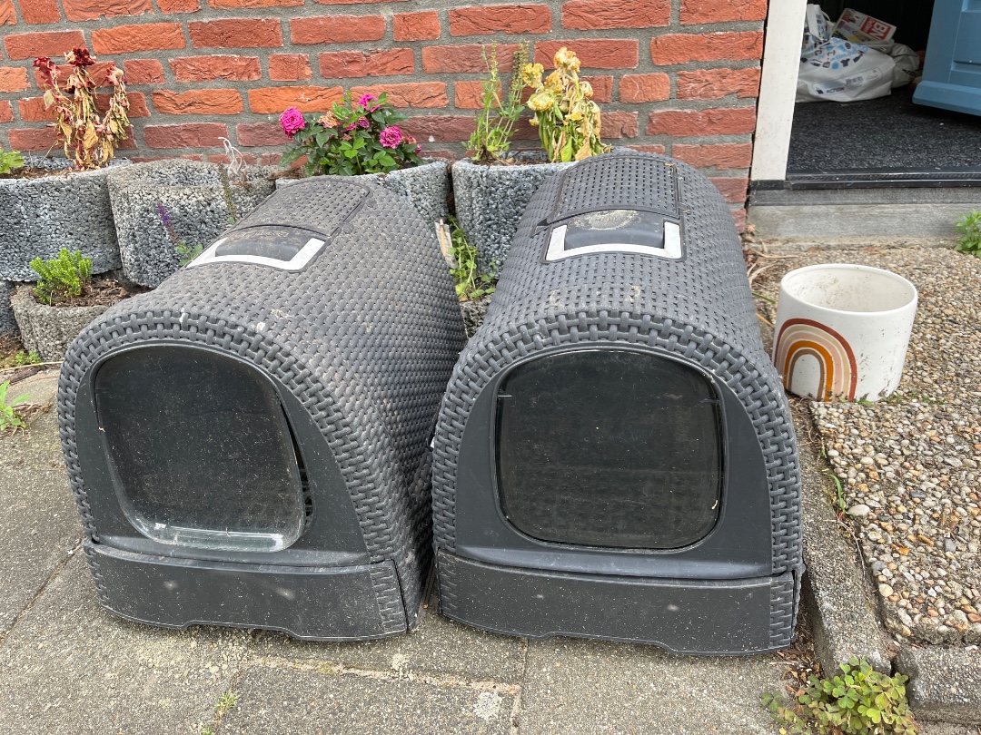 2 cat litter boxes and a flower pot. All need a cleaning, but other than that in good condition. 1