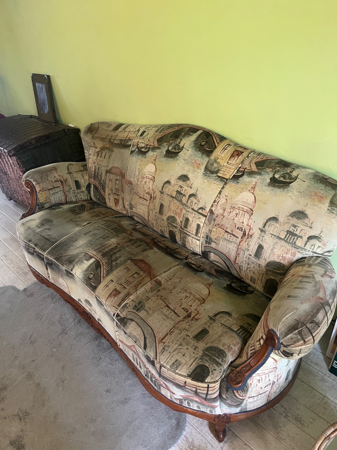 Bank en fauteuil met Venetiaanse print. Dm bij interesse. Gratis op te halen! 1