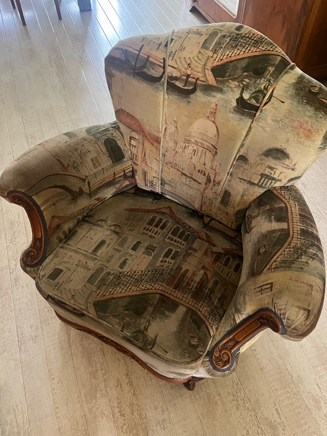 Bank en fauteuil met Venetiaanse print. Dm bij interesse. Gratis op te halen! 2